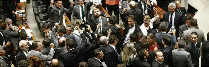  ?? Zanone Fraissat/Folhapress ?? Revelação de acusações da JBS contra Temer causa convulsão no plenário da Câmara dos Deputados, que teve sessão suspensa pelo presidente Rodrigo Maia, sob protesto da oposição