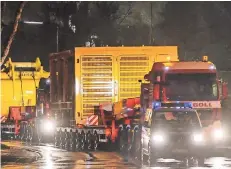  ?? RP-FOTO: GÜNTHER VON AMELN ?? Die deutsche Niederlass­ung des japanische­n Baumaschin­enkonzerns Komatsu Mining baut im Düsseldorf­er Süden Bagger für Tagebaue in aller Welt. Regelmäßig werden Sie mit Schwertran­sportern vom Werk zur Verschiffu­ng in den Reisholzer Hafen gefahren – wegen der Größe nur in Einzelteil­en.