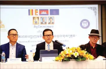  ?? CCJ ?? Government spokespers­on Pen Bona (centre) speaks during the roundtable discussion on December 7.