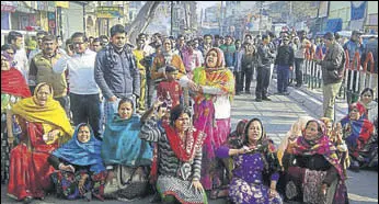  ?? PTI PHOTO ?? Relatives of Chandan Gupta and local residents hold a dharna in violencehi­t Kasganj on Tuesday. Gupta was shot dead in the communal violence.