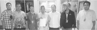  ??  ?? Christophe­r and others lodging a police report at the Penampang district police headquarte­rs on Monday.