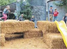  ?? FOTO: ARCHIV ?? Szenen vom Fest vergangene­s Jahr. Für Kinder gibt es viele Möglichkei­ten, sich auszutoben.