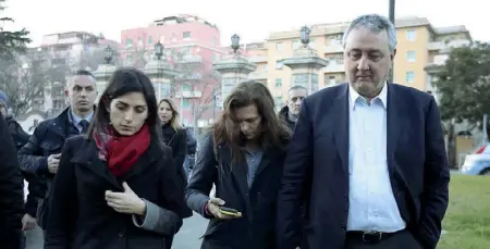  ?? (foto Proto) ?? La sindaca Virginia Raggi, la mamma di Manuel, Rossella, e il presidente della Federnuoto, Paolo Barelli, ieri pomeriggio al San Camillo