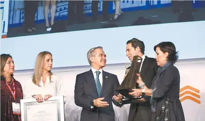  ??  ?? El jefe de Gobierno y la titular de la Sedatu estuvieron presentes en la entrega del reconocimi­ento.