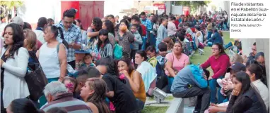  ?? Foto: Delia Juárez Ontiveros ?? Fila de visitantes en el Pabellón Guanajuato de la Feria Estatal de León./