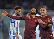  ?? — AFP — AFP ?? Roma’s Mohamed Salah celebrates with team mate Radja Nianggolan after scoring against Pescara.