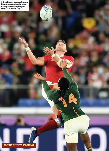  ??  ?? > Dan Biggar demonstrat­ing his prowess under the high ball against the Springboks at the last World Cup