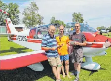  ?? FOTO: WILHELM SCHMID ?? In Illertisse­n starten die Beobachter zu den Rundflügen (von links): Pilot Werner Egger, Stützpunkt­leiter Siegfried Möst und Pilot Jürgen Hartmann.