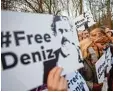  ?? Foto: Gregor Fischer, dpa ?? In vielen deutschen Städten wird für die Freilassun­g des Journalist­en Deniz Yücel demonstrie­rt.