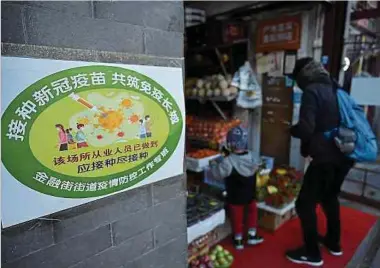  ?? Foto: AFP ?? Mit einer Plakatkamp­agne will Peking impfunwill­ige Bürger überzeugen.