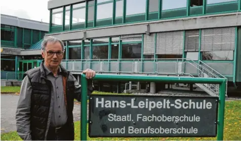  ?? Foto: Christian Mühlhause ?? Kommissari­scher Schulleite­r Helmut Straßer freut sich über den neuen Ausbildung­szweig, den die Donauwörth­er FOS ab 2018/19 anbieten kann.