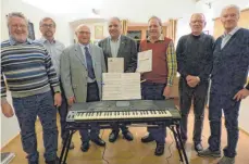  ?? FOTO: HELMUT STROPPEL ?? Beim Männerchor Hausen im Tal finden Ehrungen statt (von links): Dirigent Manfred Saalmüller, Helmut Fischer, Josef Blender, Adolf Wahl, Rudi Flad, Karl-Heinz Schreiyäck und Richard Miko.