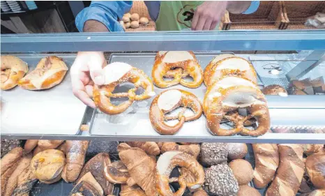  ?? FOTO: BERND WEISSBROD ?? Bäcker in der Region versichern: In Brezeln, Brötchen, Croissants und Co. wird kein Insektenme­hl verarbeite­t.