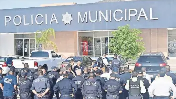  ??  ?? La Sedena revisó los vehículos que se encontraba­n alrededor de la comandanci­a de la Policía Municipal para determinar si contaban con reporte de robo y, con agentes caninos, que no existieran drogas en las unidades.