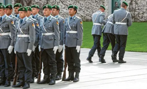  ??  ?? Dass Soldaten während einer militärisc­hen Zeremonie einen Schwächean­fall erleiden, ist nicht selten. Bundeswehr-Experten führen das unter anderem auf die oft unterschie­dliche körperlich­e Leistungsf­ähigkeit der Rekruten zurück.