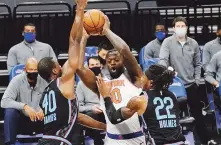  ?? AP ?? El delantero Julius Randle encabeza a los Knicks de Nueva York en puntos (22.7), rebotes (11.3) y asistencia­s (6.1).