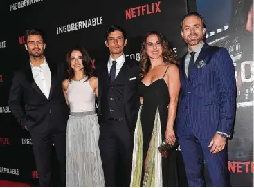  ?? Gustavo Caballero / Getty Images ?? Maxi Iglesias, Marianna Burelli, Alberto Guerra, Kate del Castillo y Erik Hayser, durante la premiere de la serie de Netflix ‘Ingobernab­le’ que se llevó a cabo el 15 de marzo en el Colony Theater de Miami Beach.