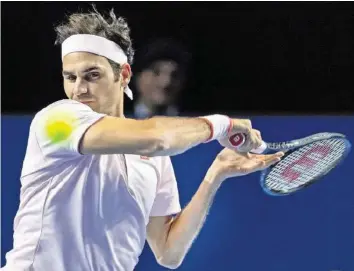  ?? EPA ?? Trotz eines grossen Bruchs in seinem Spiel fand Roger Federer doch noch auf die Siegesstra­sse zurück.
