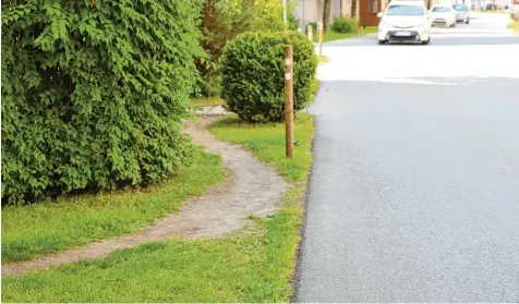  ?? Foto: Markus Heinrich ?? Da ist er schon, der Fußweg entlang der Klostermau­er. Die Bürger haben bereits Fakten geschaffen. Jetzt soll ein richtiger Gehweg her.