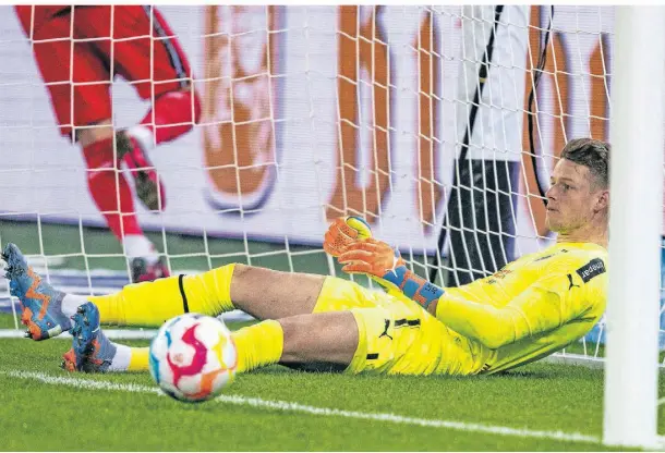  ?? FOTO: DAVID INDERLIED/DPA ?? Ernüchtert: Mönchengla­dbachs neuer Torwart Jonas Omlin liegt nach dem Leverkusen­er Treffer zum 0:1 im Netz.