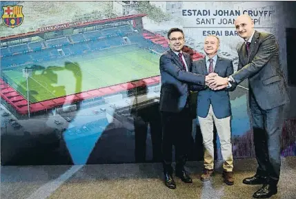  ?? JLLUIS GENE / AFP ?? Josep Maria Bartomeu, Antoni Poveda y Jordi Moix enseñan el diseño definitivo del Estadio Johan Cruyff