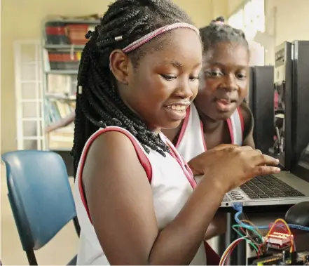  ??  ?? Se busca que los niños entiendan de electricid­ad y circuitos. Con suerte, harán el sensor que evite la ira del río.