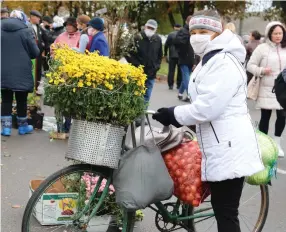  ?? ?? Щедрый покупатель: закупилась овощами и хризантемы не забыла.