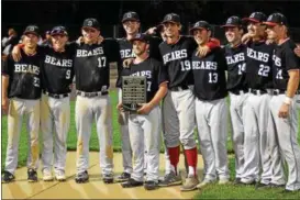  ?? AUSTIN HERTZOG - DIGITAL FIRST MEDIA ?? The seniors of the Boyertown baseball team pose with the PAC championsh­ip plaque after winning the title Friday in a 7-0 win over Phoenixvil­le.