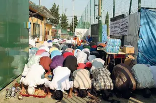  ??  ?? Musulmani in preghiera per il Ramadan al campo della Floriagafi­r