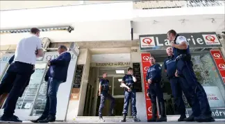  ?? (Photo Franck Fernandes) ?? La police devant l’immeuble où s’est noué ce drame à huis clos, dimanche matin.