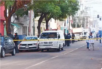  ??  ?? La víctima quedó recargada en un edificio de fachada rosa, hasta donde peritos de Servicios Periciales llegaron: los trabajador­es trasladaro­n el cuerpo al Instituto de Ciencias Forenses, en la colonia Doctores.