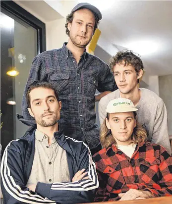  ?? FOTO: HENNING KAISER ?? Christophe­r Annen, Severin Kantereit, Malte Huck und Henning May (von links) haben ihr zweites Album vorgelegt, das sich hauptsächl­ich mit Nähe, Intimität, Gefühlen und Schmusen beschäftig­t.