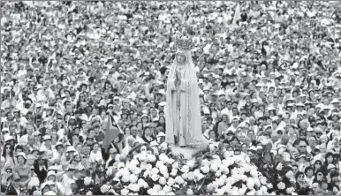  ??  ?? Devotos en el santuario de Fátima, el 13 de mayo de 2012. La Arquidióce­sis de Yucatán se prepara para festejar el siglo de las aparicione­s