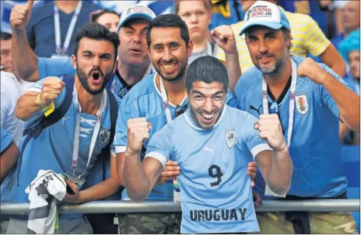  ??  ?? ÍDOLO. La afición de Uruguay desplazada a Rusia celebró por todo lo alto en el Rostov Arena el 1-0 que marcó Suárez en el minuto 23.
