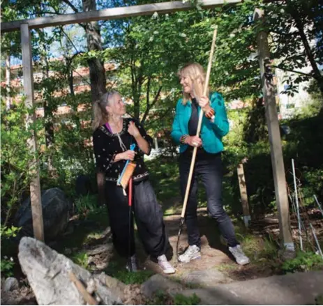  ?? FOTO: LINDA GREN ?? KRATTAR PÅ FRÅN UNDERGROUN­DNIVÅ. Petra Wetterholm och Ingela Bendt behöver mer hjälp för att Bagis japanska trädgård inte ska växa igen.
