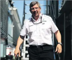  ??  ?? NUEVO REGLAMENTO. Ross Brawn trabaja en el futuro de la F1.