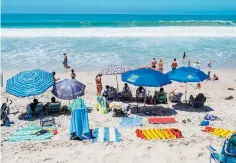  ??  ?? • La playa en San Clemente, California, fue abierta pese a los cierres en la mayor parte de la costa en el Sur de California para el 4 de julio de 2020 debido a un aumento en los casos de coronaviru­s