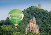  ??  ?? Schloss Drachenbur­g und Drachenfel­s in Königswint­er.