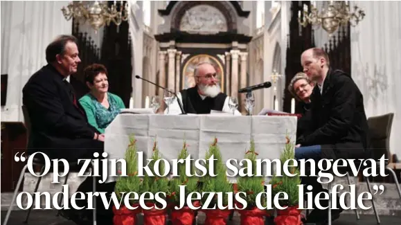  ?? FOTO JAN VAN DER PERRE ?? Broeder Guerric tussen de vier vrienden die zijn boek lazen en die hij had uitgenodig­d voor een panelgespr­ek in de kathedraal.