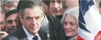  ??  ?? François Fillon et sa femme Pénélope, lors d’un rassemblem­ent de la droite, dimanche, à Paris. - Associated Press: Christophe Ena