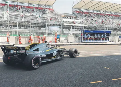  ?? FOTO: EFE ?? Carlos, saliendo de boxes con su Renault en el pit lane del Autódromo Hermanos Rodríguez, en una jornada en la que brilló