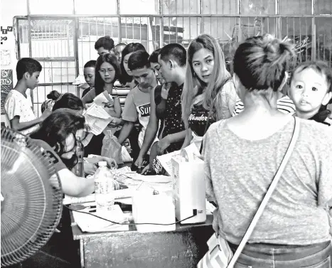  ??  ?? NEW SCHOOLYEAR. Hundreds of students and their parents gathered at the Sta. Ana National High School, Davao City, for enrolment. MARK PERANDOS