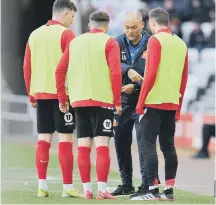  ?? ?? Alex Neil preps his subs.