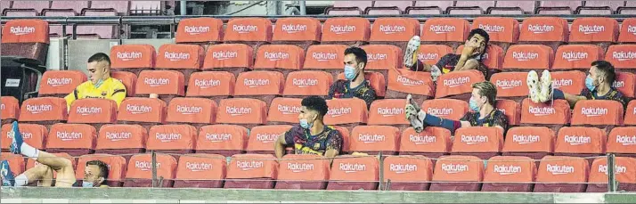  ?? FOTO: PERE PUNTÍ ?? Los suplentes del Barça, en la grada y Arthur, bostezando
Los de Osasuna animaron y chillaron a sus compañeros, que en el césped se hablaban y apoyaban: en el Barça, la nada