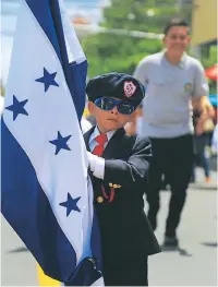  ??  ?? fervor. Un alumno del instituto San Vicente de Paúl porta la bandera de Honduras en el 197 aniversari­o.