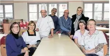  ??  ?? L’équipe des cuisines, aux côtés de Gwenaëlle Caiveau, gestionnai­re et Benoît Emery.