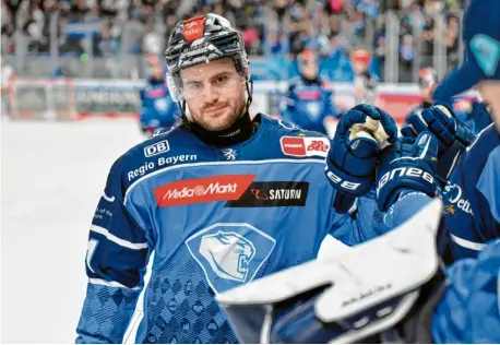  ?? Foto: Johannes Traub ?? Erleichter­ung: Wayne Simpson freut sich über sein Tor gegen Düsseldorf. Am Sonntag spielt der Stürmer mit dem ERC Ingolstadt bei Tabellenfü­hrer Eisbären Berlin.