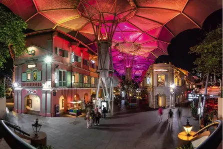  ??  ?? Treffpunkt Clarke Quay am Singapore River ist zu jeder Tageszeit ein beliebter Treffpunkt mit vielen Restaurant­s. Die Aufnahme entstand
als Panorama aus sechs Einzelbild­ern im Hochformat. Die lange Belichtung­szeit bildet die Personen verwischt ab.
Sony A7R II | 12 mm (12-24 mm) | ISO 100 | f/9 | 2s | Panorama