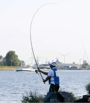  ??  ?? RIGHT The match was held on Holland’s Terneuzen Canal.