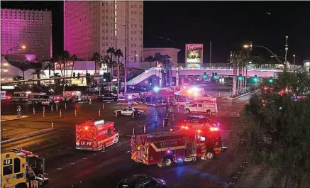  ??  ?? Un sexagénair­e américain a tiré depuis un hôtel sur la foule d’un concert en plein air, dimanche soir, en Californie.
